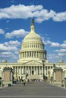 Washington dc, usa, 2023. människor utanför de oss huvudstad byggnad med de kupol av demokrati stående ut över Washington dc foto