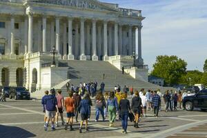 Washington dc, usa, 2023. skola fest av tonåringar på de capitol byggnad i de hjärta av Washington dc foto