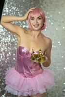kvinna i rosa peruk med guld krona. halloween foto