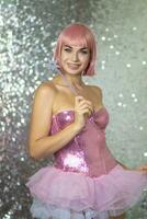 kvinna i en kort rosa peruk med en magi wand foto