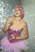 kvinna i en kort rosa peruk med en magi wand foto