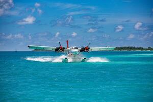 exotisk scen med sjöflygplan på maldiverna hav landning. semester eller Semester i maldiverna begrepp bakgrund, lyx resa transport exotisk destination naturskön foto
