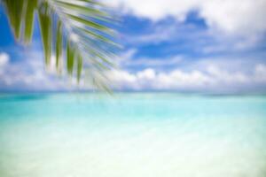 suddig strand bakgrund, handflatan hårlock vit sand och blå hav se. idyllisk tropisk landskap foto