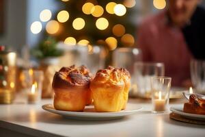 ai genererad skål med gott traditionell yorkshire pudding på tabell i rum dekorerad för jul foto