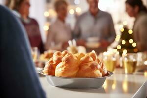 ai genererad skål med gott traditionell yorkshire pudding på tabell i rum dekorerad för jul foto