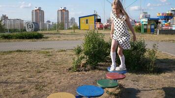 liten flicka barn Lycklig spelar i sommar parkera foto