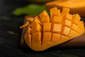 skär och färdiga mango på skärbrädan foto