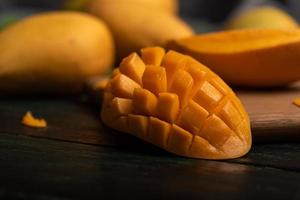 skär och färdiga mango på skärbrädan foto