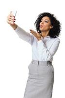 skön brunett kvinna i klassisk vit skjorta och kjol göra selfie på de telefon. foto