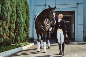 kvinna jockey med hans häst foto