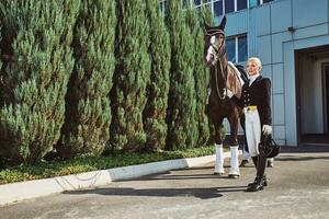 kvinna jockey med hans häst foto