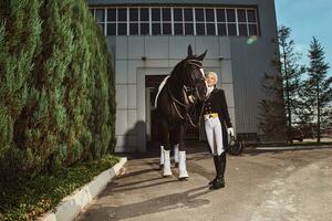 kvinna jockey med hans häst foto