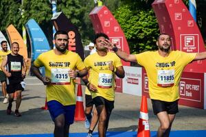 ny delhi, Indien - oktober 15 2023 - vedanta delhi halv maraton lopp efter covid i som maraton deltagarna handla om till korsa de Avsluta linje, delhi halv maraton 2023 foto