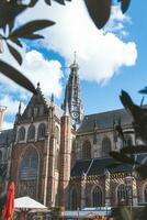 haarlem katedral i de stad Centrum under dagsljus timmar i de väst av de nederländerna. utforska Västra Europa foto