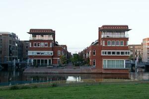 typisk amsterdam levande på de vatten. fyrkant prefabs med stor fönster i röd. amsterdam, nederländerna foto