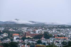 se på tak i de stad av dalat. da lat och de omgivande område är en populär turist destination av Asien. stad med dimma och bergen foto