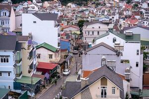 se på tak i de stad av dalat. da lat och de omgivande område är en populär turist destination av Asien. stad med dimma och bergen foto