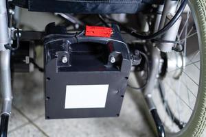 elektrisk rullstol med batteri för gammal äldre patient kan inte gå eller inaktivera människor i hemmet eller sjukhuset, hälsosamt starkt medicinskt koncept foto