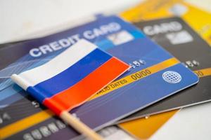 rysslands flagga på kreditkort. finansutveckling, bankkonto, statistik, investeringsanalytisk forskningsdataekonomi, börshandel, affärsföretagskoncept