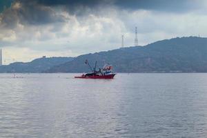 fiskare båtar som seglar på en dimmig dag, bosporus istanbul. foto