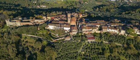 panorama- antenn se med Drönare av de stad av Monte Carlo provins av Lucca tuscany Italien foto