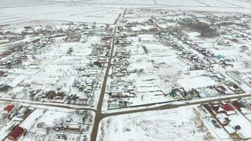 topp se av en vinter- by. de lantlig lösning är täckt med snö. snö och vinter- i de by foto