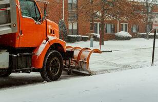 traktor rengöring snö i fält foto