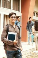 ung latinamerikan studerande leende Lycklig bär en ryggsäck på de universitet. foto