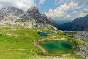 se av laghi dei piani nära Tre cime di lavaredo, i de dolomiterna, Italien. skön och känd landskap för vandrare och bergsbestigare. Fantastisk sjöar i de berg. foto