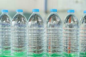 närbild på mineral vatten flaskor i rå och rader foto