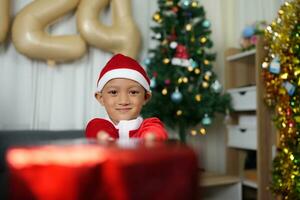 glad jul 2024 begrepp pojke mottar en gåva från hans mor på jul foto