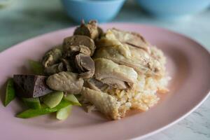 kokt kyckling, inälvor med gurka skivad äter med ris. foto