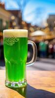 ai genererad halvliter av grön öl med en suddig st. Patricks dag parad i de bakgrund. foto