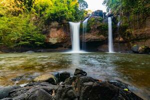 skön haew Suwat vattenfall på khao yai nationell parkera thailand foto