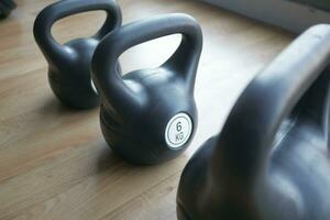 Gym Utrustning eller hantel kettle Jon golv foto