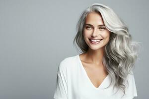 ai genererad ung kvinna med vit hår och silverren grå hår leende foto
