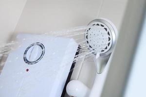 badrum, varmvattenberedare i duschen
