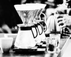 kaffe förbereder med chemex, chemex droppande varmt färskt kaffe foto