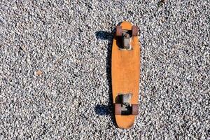 en skateboard om på de jord foto