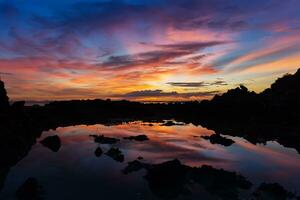 skymning himmel efter solnedgång över de sjö. foto