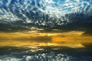 spegel av clouds på de sjö efter solnedgång över de sjö. foto