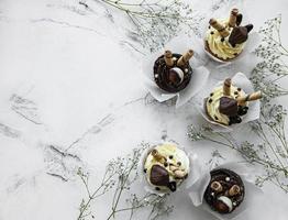 chokladmuffins på vit marmorbakgrund