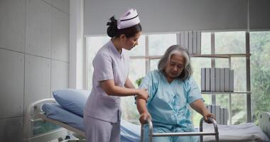 porträtt av ung sjuksköterska omtänksam för ett äldre kvinna till promenad med en rollator på de sjukhus. sjukvård, pensionering, volontär, vårdgivare och livsstil begrepp foto