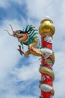 traditionell drakar på de kinesisk tempel, thailand. foto