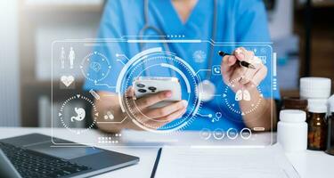 medicin läkare använder sig av digital läsplatta och smartphone diagnostisera virtuell elektronisk medicinsk spela in på interface.digital sjukvård och nätverk på virtuell skärm foto