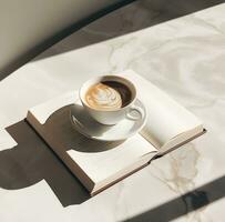 ai genererad en kopp av kaffe sitter Nästa till en bok full av sidor foto