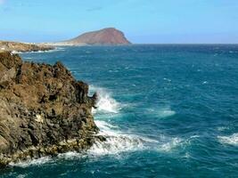 de klippig kustlinje av de ö av tenerife foto