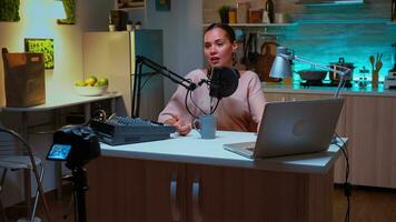 person tala handla om henne liv under podcast i Hem studio med neon ljus Bakom henne. kreativ uppkopplad visa onair produktion internet utsända värd strömning leva innehåll, inspelning digital social media kommunikation foto