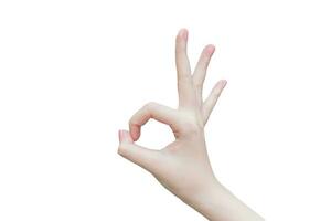skön kvinna hand visar finger symbol som ok tecken i manikyr begrepp. foto