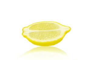 en skiva av mogen citron- isolerat på en vit bakgrund. citrus- frukter. foto